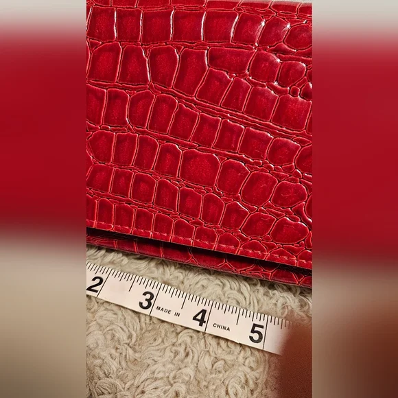 Red Croc-like patent leather clutch purse - Picture 2 of 3